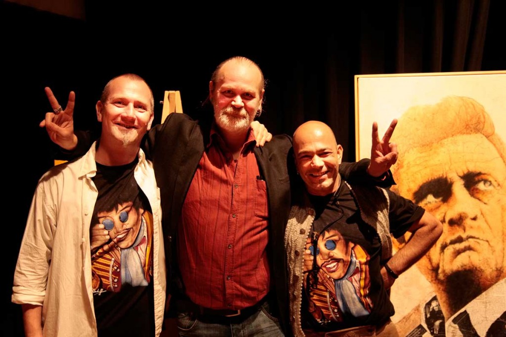 Ole Ohlendorff mit den Musikern der Band "Haus´gmacht" Steffen Sonnenwald (Links) und Tom Fiedler (Rechts)